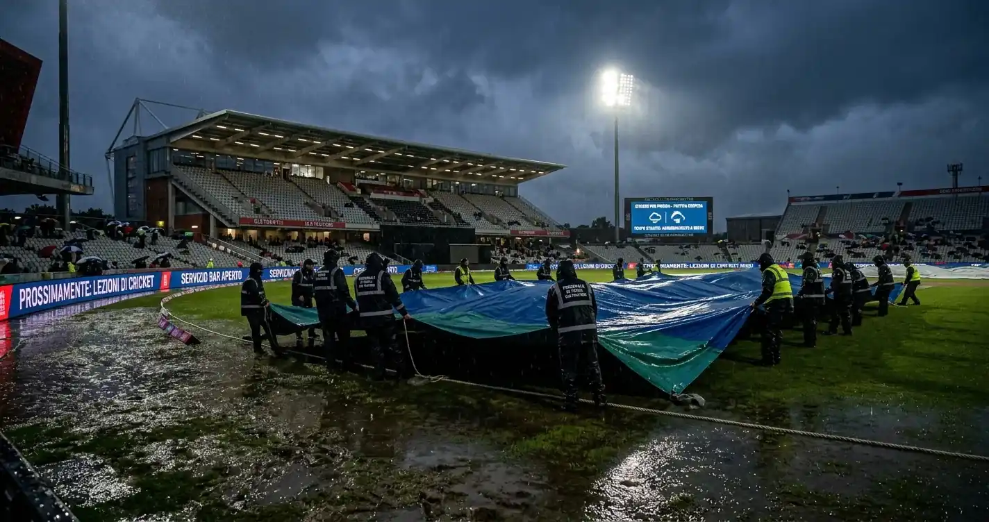 Campo da cricket bagnato dalla pioggia con coperture di protezione sul pitch